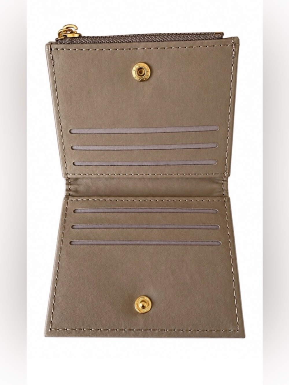 Badgley Mischka NWT Quilted Taupe
Short Bi-Fold Card Wallet with Zip Coin Pocket - Picture 3 of 4